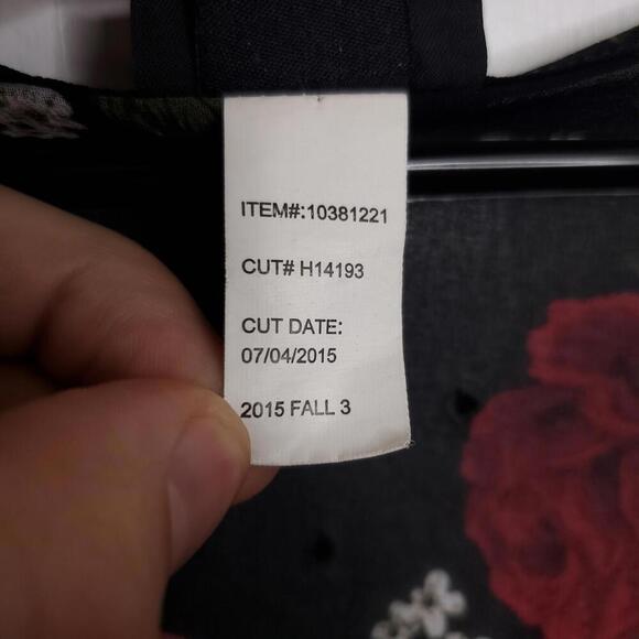 Torrid Top Womens 0X Shark bite Hem Lightweight Whimsigoth Florals Scoop Neck - Picture 6 of 9